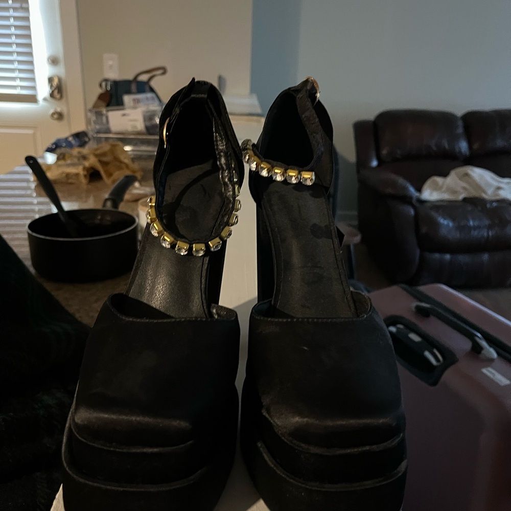 Black heel diamond strap